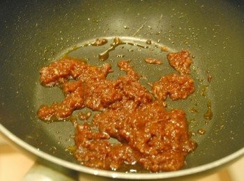 step1: 熱鍋後下豆瓣醬，先炒一分鐘至香味散發 （我喜歡辣，所以多加豆瓣醬）