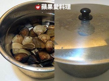 step1: 蛤蜊吐沙後洗淨瀝乾：自來水中加鹽（鹽量要足，大約是海水的鹹度），將蛤蜊放入，蓋上鍋蓋，約2小時，蛤蜊吐沙完成。將蛤蜊洗淨瀝乾水分備用。