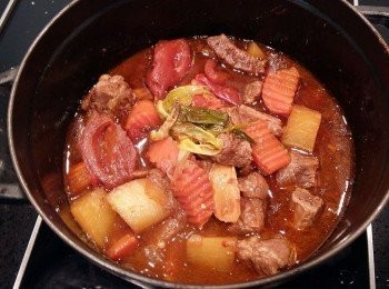 step11: 使用鑄鐵鍋燉煮,能將蔬菜及肉類的水份完全保留,原汁原味,加入米酒入菜可幫助肉質軟化及增添風味喔!原食物的美味在家就能享用到,非常幸福~~