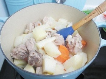 step5: 加入雞肉與金針菇一起炒吧!!