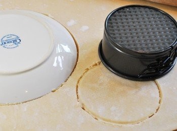 step9: 切出三個直徑約20公分的圓形，及三個直徑約10公分的圓形