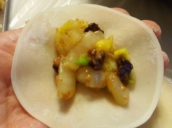 step4: 將餡料放在餃子皮內包好。