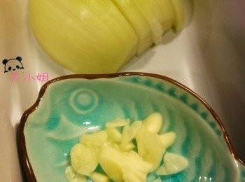 step2: 洋蔥切幼絲，蒜豆切薄片，備用。