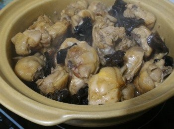 step4: 加入水、生抽、老抽、蠔油、薑汁、麻油和砂糖炒勻及待煮沸後倒入已燒熱的砂鍋內蓋上蓋子用小火燜煮約12分鐘。最後倒入粟粉水埋芡。