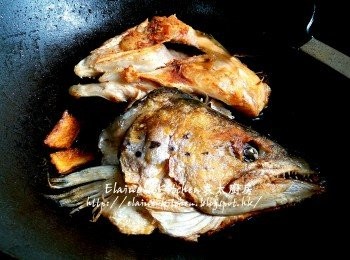 step4: 將薑片放入鑊中爆香 , 加入三文魚頭用中火煎至兩面金黃色