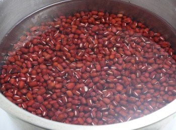 step1: 紅豆洗淨，加水蓋過豆子，浸泡 8小時