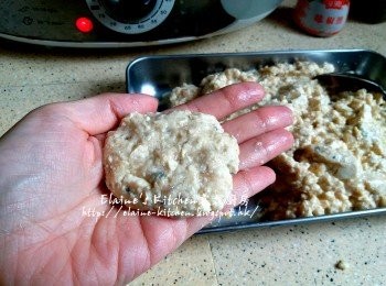 step7: 期間從雪櫃取出材料靜待10分鐘 , 盛起適量份量搓圓再壓平