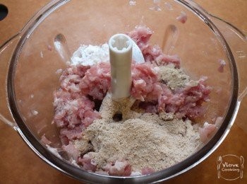 step2: 豬肉剁碎後, 用<span class="group_2">醃料</span>醃30分鐘