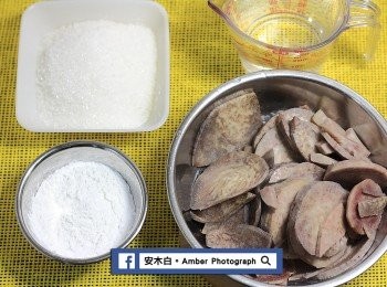 step1: 準備<span class="group_1">食材</span>。芋頭，去皮後切片，放入電鍋外鍋放二杯水蒸熟。
