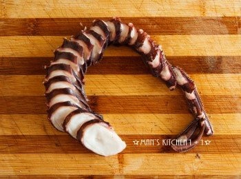 step5: 把放涼的章魚切成薄片備用。