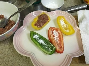 step2: 將生粉塗上3色椒內 (如上圖), 用匙將豬肉壓入3色椒中備用