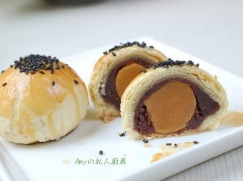 step21: 外表香酥的蛋黃酥,內餡不會太甜,讓愛吃蛋黃酥的我...忍不住也要多吃一顆^^