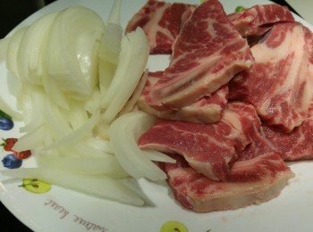 step1: 洋蔥切絲,牛仔骨一條分三件,<span class="group_2">茨汁</span>攪勻備用。