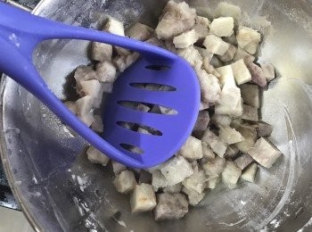 step5: 撈起約1/4芋頭，壓成芋蓉