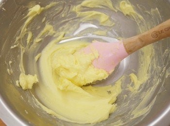 step4: 第二步驟製作杏仁<span class="group_2">內餡</span>。將奶油放置軟化均勻攪拌它。