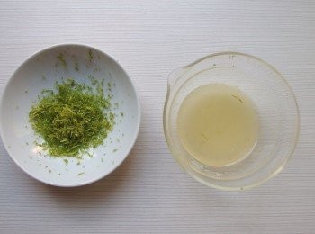 step2: 準備約2顆的檸檬,刨下所需要的檸檬絲(皮)，併擠出30cc的原汁。