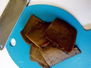 step2: 年糕切大約一半英寸大小的片。