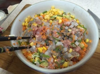 step3: 將蝦仁泥加入蒟蒻丁丁、豬絞肉及<span class="group_2">調味料</span>，用筷子順同一方向拌合至起膠。