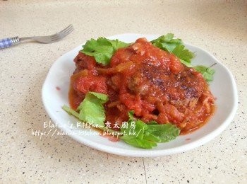 step13: 將漢堡扒放上碟 , 淋上適量茄醬 , 再放上芹菜葉裝飾即可