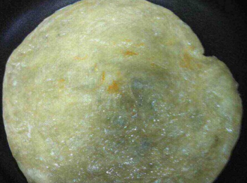 step1: 鍋加熱面餅放上，用小火煎至微黃，然後取出備用。