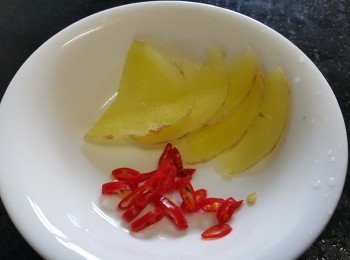 step6: 薑片，辣椒碎