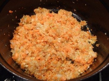 step2: 加入胡蘿蔔及西洋芹細丁下鍋炒至蔬菜變軟。