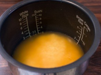 step3: 水量連同調味料計，按平常煮白飯之水量減約 2 – 3 湯匙。