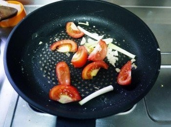 step3: 同鍋，下蔥白，蒜末與蕃茄炒香