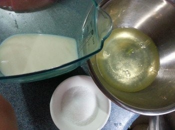 step6: 再做蛋漿部份:蛋白加入砂糖,用手動打蛋器將蛋白及砂糖打勻,再加入牛奶拌勻