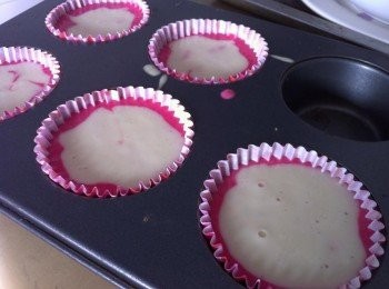 step2: 取出3大匙麵糊作為白色，另外3大匙加入青色攪拌均勻，其餘的麵糊倒入紅色攪拌均勻。
不需要等待，馬上倒入【烘焙紙杯】紅色麵糊6分滿烘焙紙杯，然後慢慢用鐵匙倒入白色麵糊，輕輕抹平。青色麵糊做法一樣。