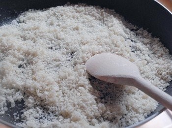 step1: 如想飯球更脆，可先炒一下麵包糠，用平底鑊將3/4杯麵包糠及一湯匙橄欖油拌勻，用中火烘麵包糠至金黃色，待涼備用 （可省略此步驟）