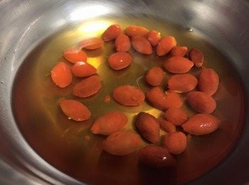 step3: 下蔥段及絲瓜，半杯水拌炒，炒至絲瓜8分熟左右，加入泡熱水的枸杞(連水一起倒入)