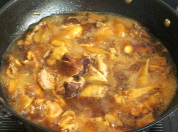 step5: 加適量清水，糖，老抽，醋；大火煮開，小火煮20分鐘。