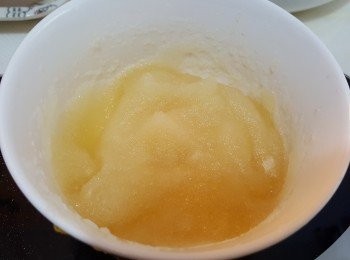 step2: 魚膠粉用100ml水開溶，備用。