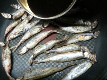 step7: 將<a href="https://cook1cook.com/shop/item/741?utm_source=cook1cook&utm_medium=recipeingredients&utm_campaign=o" target="_blank" data-keyword="多春魚" class="guide-link"><strong>多春魚</strong></a> <span style="display:inline-block;vertical-align:middle;margin-top:-3px;color:initial;border-radius:3px;padding:2px 3px;font-size:12px;line-height:14px;background:#87d300;color:#fff;">即買</span> 放入平底鑊,倒入汁料,慢火慢慢收乾汁料