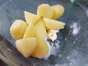 step6: 薯仔烚淋後放入大碗中,加入<span class="group_3">拌薯蓉料</span>：牛油8g,鹽半茶匙