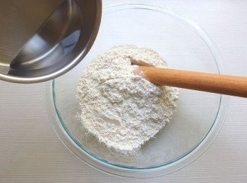 step6: 製作水餃皮:(亦可購買市售水餃皮) 將水加入海鹽溶化備用。再準備一個調理碗放入中筋麵粉慢慢加入鹽水
