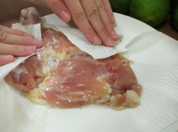 step4: 雞肉內部也仔細把水份吸乾，（而且輕輕按壓就完全把水份吸收了，也不會留下紙巾的紙屑）