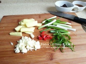step1: 鳳爪剪去甲 , 辣椒切粒 , 蒜頭去衣切細粒 , 薑去皮切片 , 蔥切段及切蔥絲