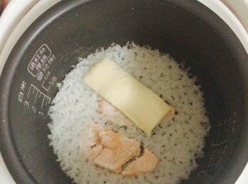 step2: 飯和魚煮熟後放BB芝士焗一分鐘。