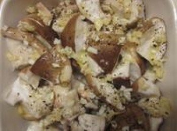 step2: 取一耐熱烤盤,放上香菇灑上蒜末.海塩.粗粒黑胡椒.淋上橄欖油,不需包鋁泊紙直接放入烤箱烤8-10分鐘即可.享用前可灑乾燥巴西里及七味辣椒粉增香提味呦~