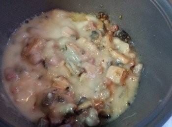 step4: 加入白汁與水，將材料煮至滾。