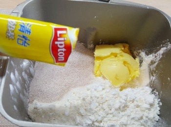 step2: 除紅莓外，將所有材料放入麵包機內，以Cookies模式開動。