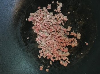 step4: 牛肉先用黑胡椒醃好，用白鑊炒半熟牛肉。