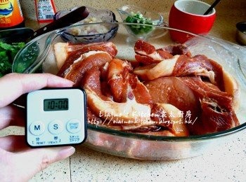 step16: 將醃好的豬扒除去保鮮紙靜待10分鐘 , 之前留起的蒜香油入鑊燒熱