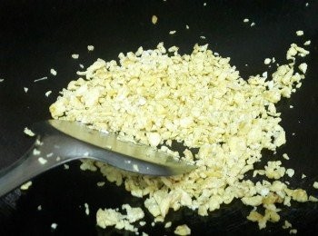 step5: 鑊洗淨，燒熱，倒入1湯匙油煮熱；倒入打散的雞蛋，用鑊鏟不停將雞蛋炒散再鏟碎成桂花狀，盛起備用