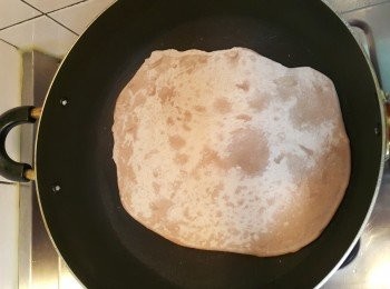 step2: 麵糰分成2等份~揉圓桿平利用不沾鍋烙成餅皮 若沒有不沾鍋,鍋中需放些油喔