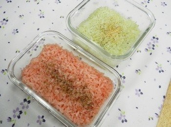 step2: <span class="group_3">綠米</span>與<span class="group_2">紅米</span>分別加入調味料後拌勻