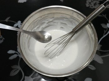 step3: 再加5小滴油攪至順滑;  把糖漿加進粉漿內攪勻