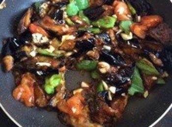 step9: 均勻受熱後，倒入調好的汁，讓醬汁裹均勻，最後放蒜，炒兩下就可以出鍋了！